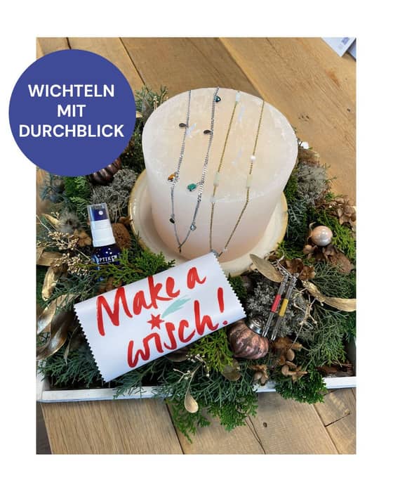 Ob fürs Büro-Wichteln oder den Freundeskreis – bei uns findest du kleine, praktische und überraschend originelle Geschenke rund um den guten Durchblick. Von stylischen Brillenputztüchern über Mini-Pflegekits bis hin zu witzigen Accessoires: perfekt für alle, die nicht nur scharf sehen, sondern auch gut aussehen wollen. Komm vorbei und entdecke deine Wichtel-Highlights!