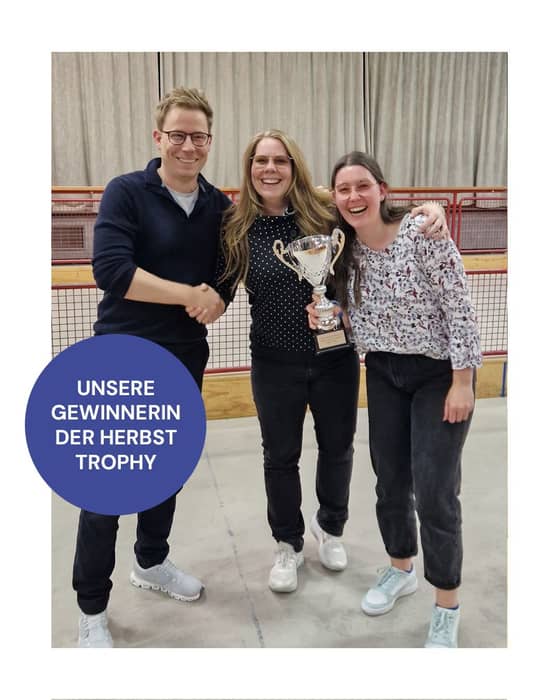 Boccia-Time bei Suter Optik! 😄
Unser Team-Event führte uns diesen Herbst in die Bocciahalle – und was sollen wir sagen: Das Finale war richtig umkämpft! 💥
Am Ende setzte sich Fabienne in einem spannenden Duell durch und holte sich den Suter Optik Wanderpokal! 🏆✨
Herzlichen Glückwunsch, Fabienne – wir verneigen uns vor deiner Präzision und Nervenstärke! 😄👏
Danke an alle fürs Mitspielen, Lachen, Anfeuern und Mitfiebern – Teamspirit at its best. 💙
Wir freuen uns jetzt schon auf die Revanche nächsten Frühling! 😉