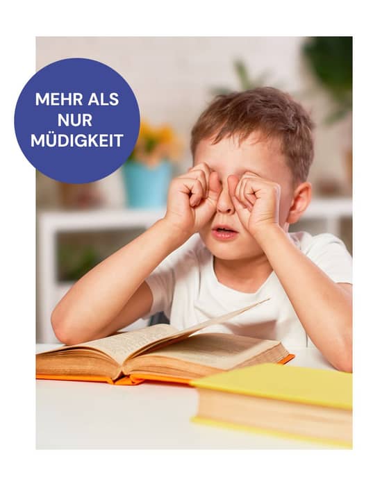 Reibt Ihr Kind oft die Augen? Oder sitzt es beim Schreiben ganz nah am Heft?
Manchmal steckt mehr dahinter als Müdigkeit oder Konzentrationsschwäche.
Wenn Kinder häufig die Augen reiben, beim Lesen schnell ermüden oder das Gesicht ganz nah ans Heft halten, kann das ein Hinweis auf Schwierigkeiten beim Fokussieren oder Zusammenarbeiten der Augen sein.
Diese sogenannten Konvergenz- und Akkommodationsprobleme sind gar nicht so selten – und bleiben oft unbemerkt.
Das Kind sieht „eigentlich gut“, aber die Augen müssen ständig kämpfen, um scharf zu stellen.
Das kann zu folgenden Beschwerden führen:
- Kopfschmerzen 😣
- Leseschwierigkeiten 📚
- Konzentrationsprobleme 😕
💡 Ein Augencheck bei uns kann schnell Klarheit schaffen – und Ihrem Kind das Lernen wieder leichter machen.
👉 Achten Sie auf die kleinen Signale. Die Augen sagen oft mehr, als man denkt. 💬